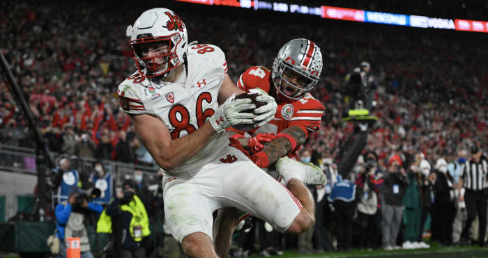 USA; Utah Utes tight end Dalton Kincaid (86) makes a catch for a touchdown against Ohio State Buckeyes safety Ronnie Hickman (14) in the fourth quarter during the 2022 Rose Bowl college football game at the Rose Bowl.